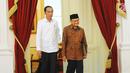Presiden Joko Widodo atau Jokowi (kiri) saat menerima kunjungan Presiden ketiga RI BJ Habibie di Istana Merdeka, Jakarta, Jumat (24/5/2019). Habibie datang sekitar pukul 14.19 WIB mengenakan pakaian batik cokelat. (Liputan6.com/Angga Yuniar)