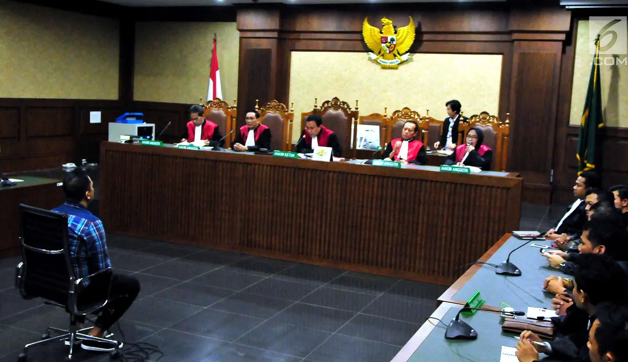 Suasana sidang pembacaan putusan hakim terdakwa menyuap panitera pengadilan Saipul Jamil di Pengadilan Tipikor Jakarta, Senin (31/7). Dihari ulang tahunya Saipul Jamil mendapatkan hadiah sepatu dan kue ulang tahun. (Liputan6.com/Helmi Afandi)