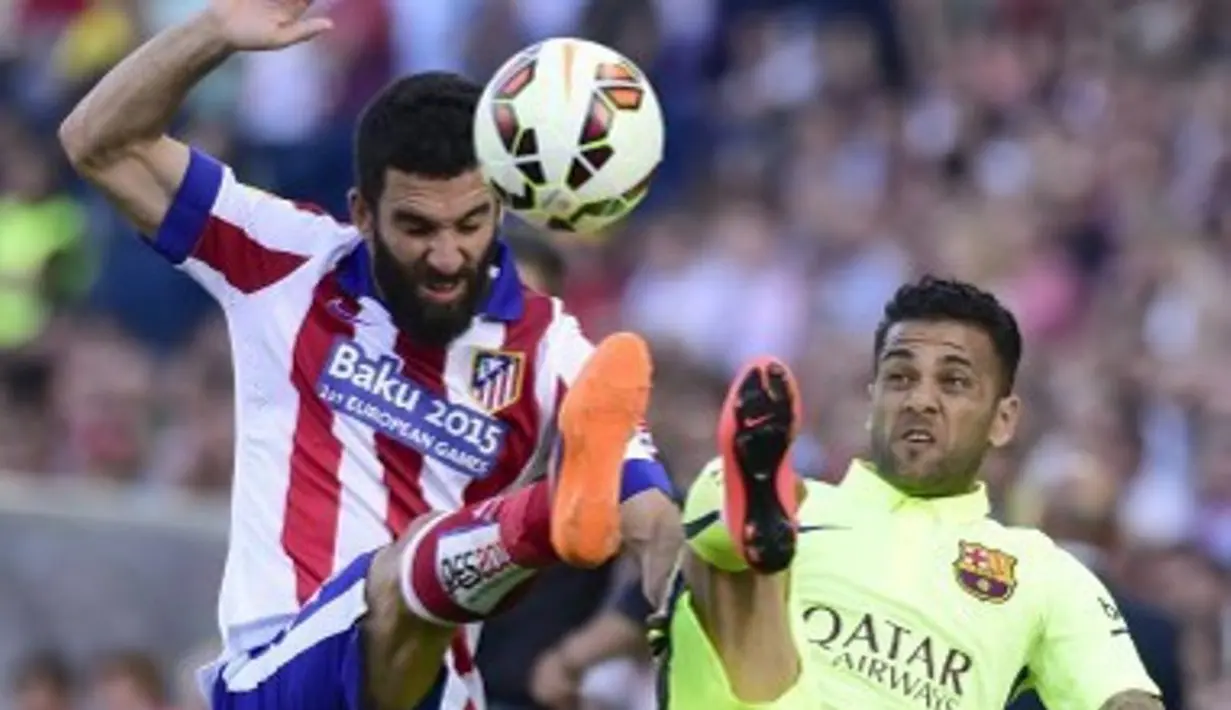 Arda Turan (kiri) berebut bola dengan Dani Alves. (AFP PHOTO / GERARD JULIEN)