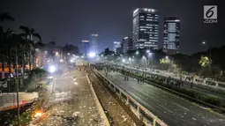 Suasana Jalan Tol Dalam Kota dan Jalan Gatot Soebroto pasca demonstrasi mahasiswa di depan Gedung DPR/MPR, Jakarta, Selasa (24/9/2019). Demonstrasi mahasiswa di depan gedung DPR RI berujung ricuh menyebabkan lalu lintas kendaraan dialihkan. (Liputan6.com/Faisal Fanani)