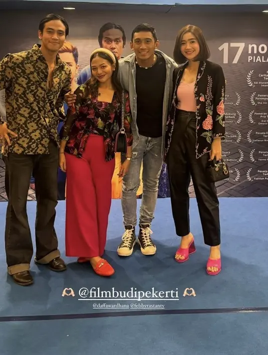Febby Rastanty hadir dengan kebaya hitam berbordir bunga mawar yang dijadikan outer, dengan inner pink dipadukan celana hitamnya. [@amelcarla]