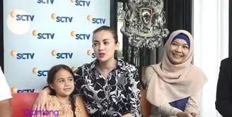 Rianti Cartwright dan Nicole Elizabeth Rossi tidak hanya kompak saat di depan kamera. Bahkan mereka berdua, asyik bercanda bareng saat sela-sela syuting.