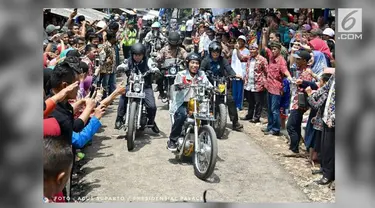 Bersama sejumlah menteri, Jokowi touring menggunakan motor choppernya di Sukabumi sambil mengunjungi sejumlah desa padat karya.