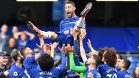 Bek Chelsea, Gary Cahill, diangkat rekannya usai mengalahkan Watford pada laga Premier League di Stadion Stamford Bridge, London, Minggu (5/5). Chelsea menang 3-0 atas Watford. (AFP/Ben Stansall)