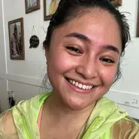 Senyuman Masrshanda terlihat semakin manis dan memesona. Tak hanya itu, tidak sedikit orang yang memuji jika Marshanda tetap cantik dari kecil hingga kini sudah menjadi seorang ibu satu anak. (Liputan6.com/IG/@marshanda99)