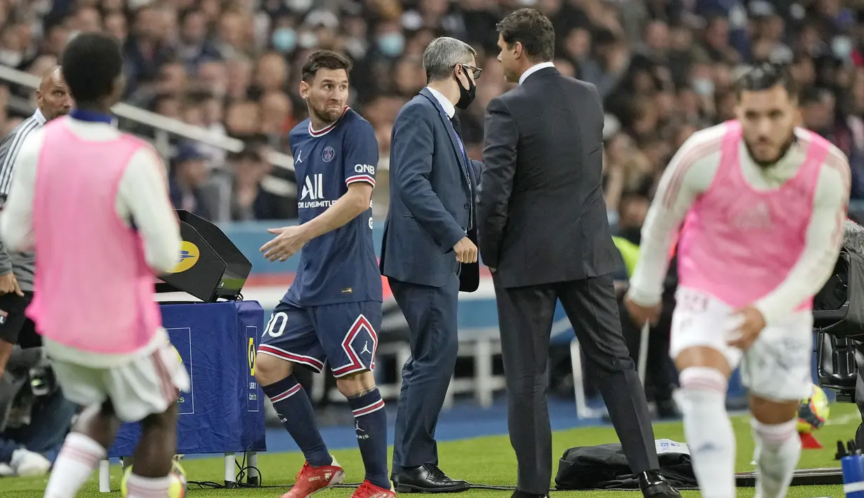 Pemain berusia 34 tahun itu enggan menjabat tangan pelatih PSG, Mauricio Pochettino, saat ditarik keluar. Dia pun memandang sang pelatih dengan tatapan kesal. (AP/Francois Mori)