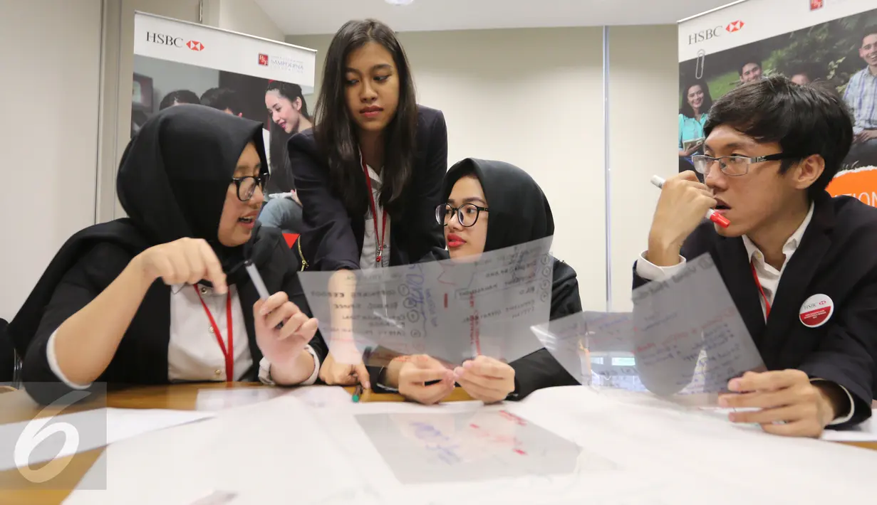 Mahasiswa UGM Jogjakarta sedang berdiskusi untuk merumuskan strategis bisnis dalam HSBC BCC di Jakarta, Sabtu (01/4). Kompetisi ini menantang milenial untuk menyelesaikan bisnis modern yang dihadapi pelaku bisnis. (Liputan6.com/Fery Pradolo)