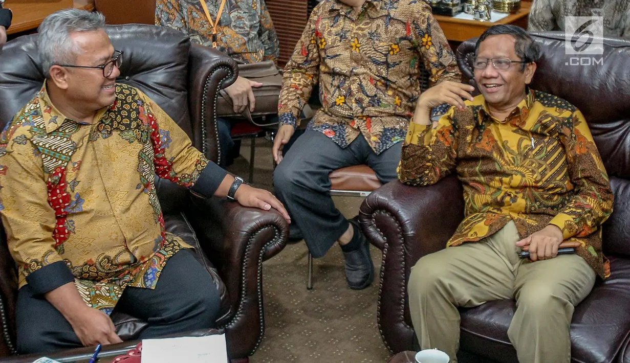 Mantan Ketua Mahkamah Konstitusi (MK)Mahfud MD berbincang dengan Ketua Komisi Pemilihan Umum (KPU) Arief Budiman di Gedung KPU, Jakarta, Rabu (24/4). Kedatangan Mahfud MD untuk memberikan dukungan moral kepada pimpinan KPU terkait penyelenggaraan pemilu serentak. (Liputan6.com/Faizal Fanani)