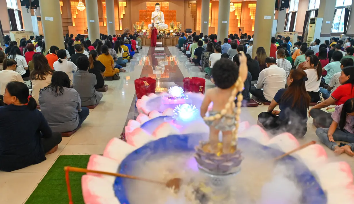 Perayaan Waisak di Vihara Budhha Sakyamuni kembali dibuka untuk umum pada tahun ini setelah sebelumnya selama dua tahun ditiadakan. (AFP/CHAIDEER MAHYUDDIN)