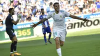 Gelandang Real Madrid, Dani Ceballos, merayakan gol yang dicetaknya ke gawang Alaves pada laga La Liga Spanyol di Stadion Mendizorra, Vitoria, Sabtu (23/9/2017). Alaves kalah 1-2 dari Madrid. (AFP/Alvari Barrientos)
