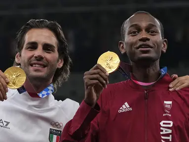 Peraih medali emas bersama Mutaz Barshim (kanan) dari Qatar dan Gianmarco Tamberi dari Italia berpose setelah final lompat tinggi putra pada Olimpiade Tokyo 2020 di Tokyo, Jepang, Senin (2/8/2021). Barshim dan Tamberi sepakat membagi dua emas lompat tinggi Olimpiade Tokyo. (AP Photo/Francisco Seco)