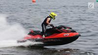 Peserta saat beraksi bermain jetski dalam kejuaraan Bhayangkara Cup Jetski Round 1 di Pantai Mutiara Pluit, Jakarta, Minggu (23/07). Kejuaraan jetski diadakan Polri dan Indonesia Jet-Sport Boating Association (IJBA). (Liputan6.com/Fery Pradolo)