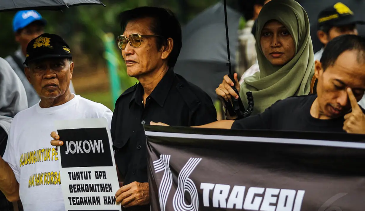 Aksi kamisan ke-374 memperingati Tragedi Semanggi I di depan Istana Merdeka, Jakarta, Kamis (13/11/2014). (Liputan6.com/Faizal Fanani)