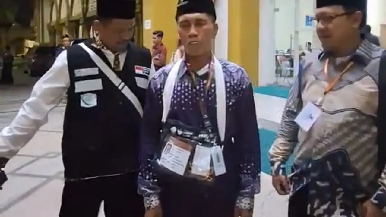 Abdurrohman (67) menunggu selama 13 tahun untuk bisa berangkat haji ke Tanah Suci Mekah. (Dian Kurniawan/Liputan6.com)