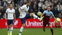 Bek Tottenham, Eric Dier, mengontrol bola saat melawan West Ham pada laga Premier League di Stadion London, London, Sabtu (23/11). West Ham kalah 2-3 dari Tottenham. (AFP/Adrian Dennis)