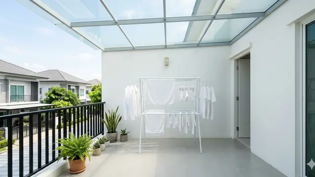 Ide Ruang Jemur Atas Rumah dengan Atap Transparan. Gemini
