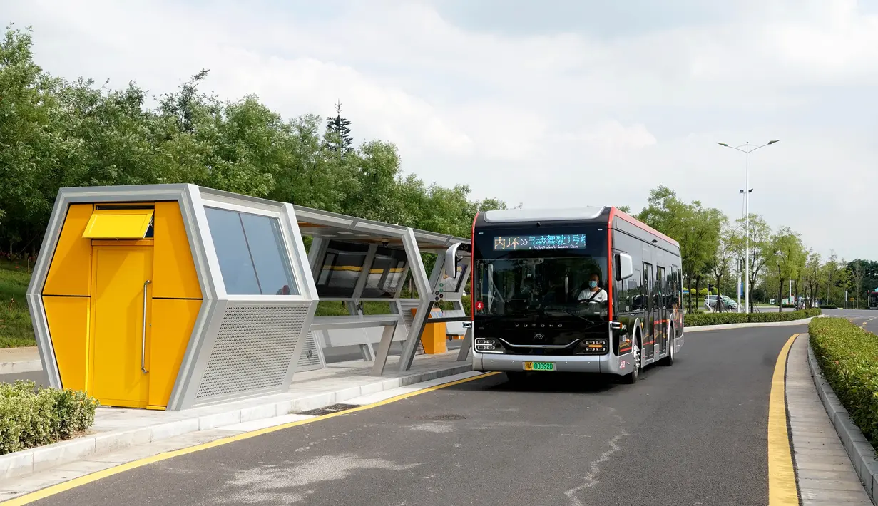 Bus otonomos dari jalur bus autopilot 1 melintas di Zhengzhou, China (18/8/2020). Menggabungkan teknologi layanan jaringan 5G dan kecerdasan buatan (AI) serta sistem pengawasan dan kendali cerdas, uji coba bus autopilot telah dilakukan di Zhengzhou dalam beberapa hari terakhir. (Xinhua/Li An)