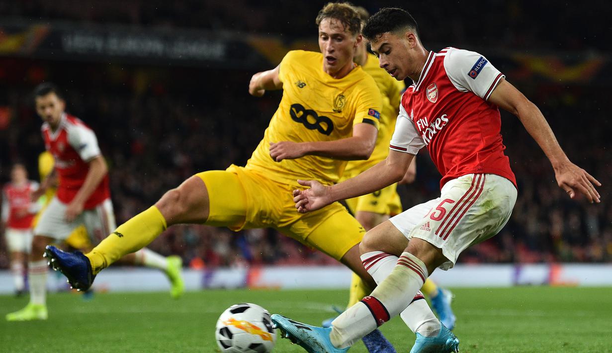 Striker Arsenal, Gbariel Martinelli, bersiap mengirim umpan saat melawan Standard Liege pada laga Liga Europa di Stadion Emirates, London, Kamis (3/10). Arsenal menang 4-0 atas Liege. (AFP/Glyn Kirk)