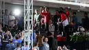 Presiden RI, Joko Widodo melambaikan tangan ke arah penonton usai menyaksikan langsung laga pembuka turnamen Piala Presiden 2018 di Stadion GBLA, Bandung, Selasa (16/1). Laga dimenangkan Persib 1-0 atas Sriwijaya FC. (Liputan6.com/Helmi Fithriansyah)