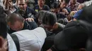 Petugas mengawal ketat kedatangan tersangka pembunuhan Wayan Mirna Salihin, Jessica Kumala Wongso di Kejari Jakarta Pusat, Jumat (27/5). Kejaksaan Tinggi DKI akhirnya menyatakan berkas perkara Jessica Wongso lengkap alias P-21 (Liputan6.com/Faizal Fanani)
