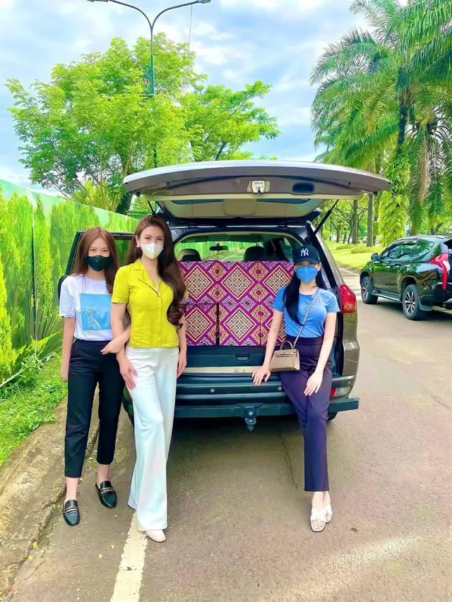 Heni Tania membagikan bingkisan kepada orang-orang yang dirasa memerlukan jelang Hari Lebaran