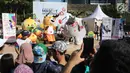 Maskot Asian Games 2018 Bhin-Bhin (kiri), Atung (tengah) dan Kaka (kanan) menghibur warga saat hari bebas kendaraan bermotor di kawasan Bundaran HI, Jakarta, Minggu (1/4). (Liputan6.com/Arya Manggala)
