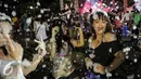 Para wanita menari sambil menikmati alunan musik yang di mainkan DJ saat acara Foam Party di Pantai Festival Ancol, Jakarta, Minggu (2/8/2015). Event musik dengan nuansa busa tersebut diramaikan dengan aksi para DJ ternama. Liputan6.com/Faizal Fanani)