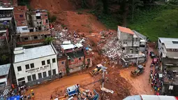 Tim penyelamat terus berupaya mengevakuasi para korban reruntuhan bangunan di lingkungan Barrio Parque Jardim Burnier, Juiz de Fora, Negara Bagian Minas Gerais, Brasil. Tampak foto udara menunjukkan tim penyelamat mencari korban di tengah reruntuhan setelah tanah longsor akibat hujan lebat di lingkungan Barrio Parque Jardim Burnier, Juiz de Fora, Negara Bagian Minas Gerais, Brasil, pada 24 Februari 2026. (Pablo PORCIUNCULA/AFP)