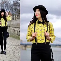 Bergaya dengan memakai suspenders. (via: lookbook.nu)