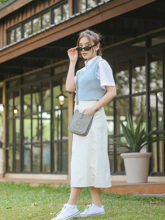 Padu padan outfit kemeja, knit vest, dan midi skirt Chelsea disebut netizen seperti anak SMA. [Foto: IG/chelseaoliviaa].