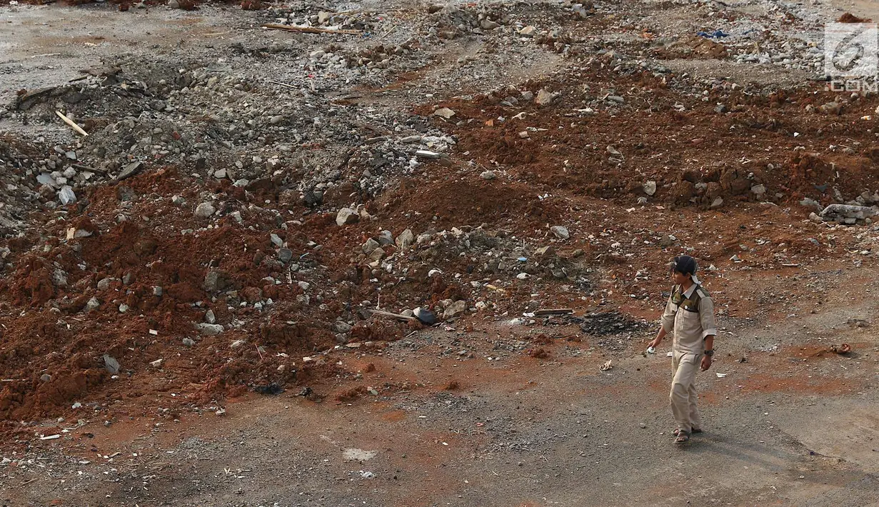 Pekerja berjalan di lahan terminal di Jalan Margonda Raya, Depok, Jawa Barat, Kamis (6/9). Megaproyek dengan total investasi Rp1,3triliun tersebut akan dilengkapi dengan mega blok komersil, hotel dan apartemen 22 lantai. (Liputan6.com/Immanuel Antonius)
