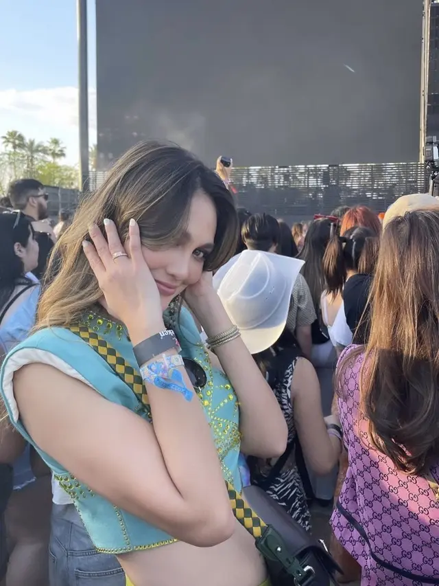 Luna Maya Bergaya Bohemian Pamer Perut Rata di Coachella