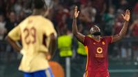 Pemain AS Roma Romelu Lukaku melakukan selebrasi usai mencetak gol ke gawang Servette pada pertandingan sepak bola Liga Europa di Stadion Olimpiade Roma, Italia, Kamis (5/10/2023. AS Roma menang 4-0 atas Servette. (AP Photo/Alessandra Tarantino)