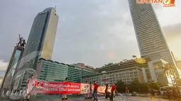 Aksi bersih-bersih Bundaran HI ini diinisiasi oleh ACE dan diikuti sekitar 20 orang, Sabtu (19/4/14). (Liputan6.com/Faizal Fanani)