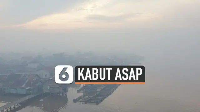 Kebakaran hutan dan lahan di Kalimantan picu asap pekat selimuti kota Pontianak. Senin (1/3) kabut asap ganggu jarak pandang nakhoda kapal di sungai Kapuas.
