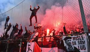 Suporter Timnas Bosnia dan Herzegovina merayakan kemenangan atas Italia pada final play-off kualifikasi Piala Dunia 2026 zona Eropa melawan Italia di Stadion Bilino Polje, Zenica, Selasa 31 Maret 2026 waktu setempat atau Rabu 1 April 2026 dini hari WIB. Bosnia dan Herzegovina memastikan tiket berlaga di ajang Piala Dunia 2026. (Elvis BARUKCIC/AFP)