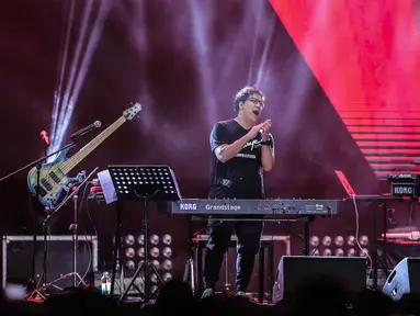 Komposer Erwin Gutawa tampil dalam Synchronize Fest 2019 yang bertajuk Chrisye Live by Erwin Gutawa di Gambir Expo, Jakarta, Sabtu (5/10/2019). Panggung untuk mengenang Chrisye tersebut Erwin Gutawa membawakan sejumlah lagu di antaranya Hura-Hura, Angin Malam, dan Cinta. (Liputan6.com/Faizal Fanani)