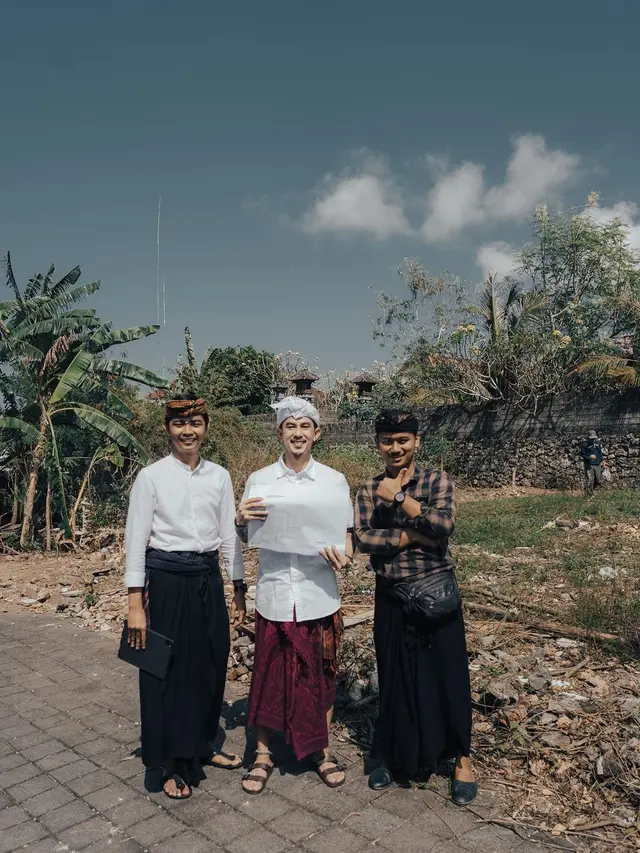 Pindah Ke Bali, Ini 5 Momen Fandy Christian dan Dahlia Poland Jalani Upcara Ngeruak
