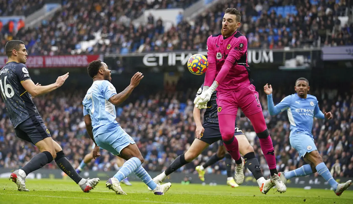 Penjaga gawang Wolverhampton Wanderers Jose Sa menyelamatkan upaya pemain Manchester City Raheem Sterling pada pertandingan sepak bola Liga Inggris di Etihad Stadium, Manchester, Inggris, 11 Desember 2021. Manchester City menang 1-0. (AP Photo/Dave Thompson)