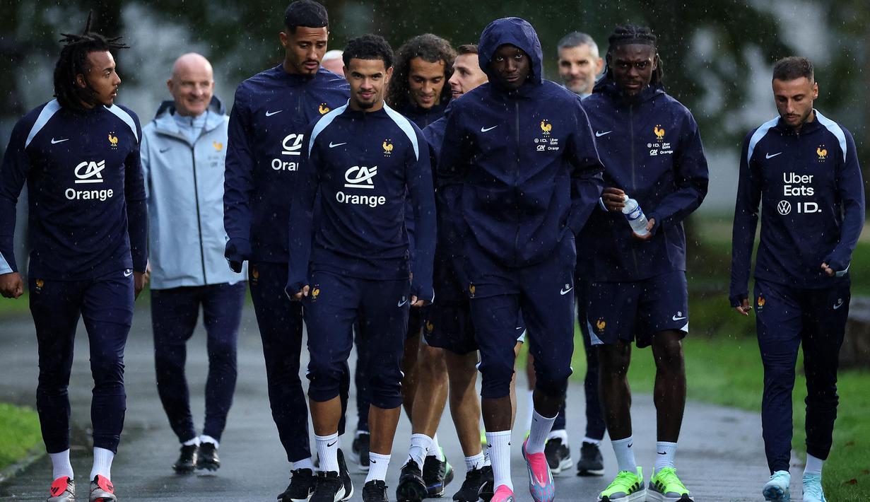 Pemain Prancis  Jules Kounde, William Saliba, Warren Zaire Emery, Matteo Guendouzi, Lucas Digne, Randal Kolo Muani, Manu Kone dan Jonathan Clauss (dari kiri ke kanan) tiba untuk sesi latihan menjelang pertandingan kualifikasi UEFA Nations League 2024/2025 mendatang di Clairefontaine-en-Yvelines, selatan Paris, pada 7 Oktober 2024. (FRANCK FIFE/AFP)