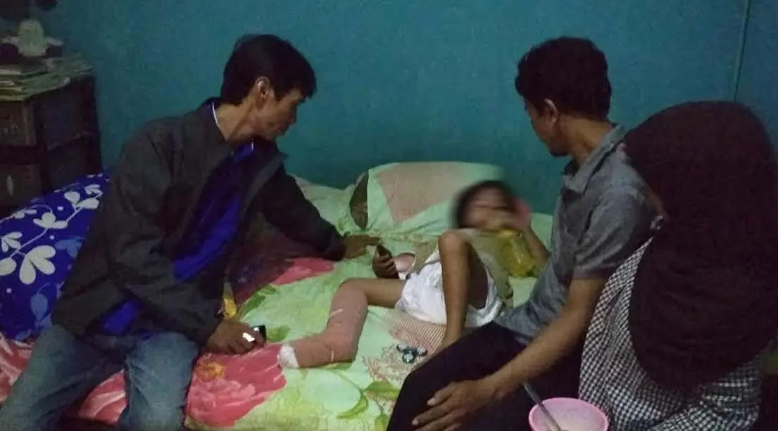 Bocah yang terlindas mobil sedan tengah berbaring di tempat tidur. (Liputan6.com/Panji Prayitno)