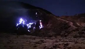 Api Biru Tiba-Tiba Muncul di Gunung Papandayan