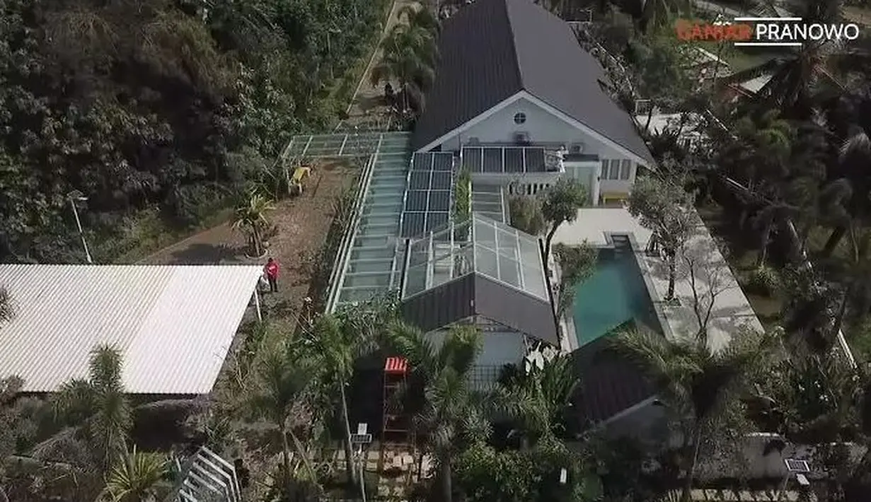 Hunian yang dipersiapkan untuk masa pensiun ini sesuai impian Andy F Noya. Ia ingin tinggal jauh dari hiruk pikuk Ibukota. Ia memilih Kabupaten Banyumas, Jawa Tengah. (YouTube/Ganjar Pranowo)