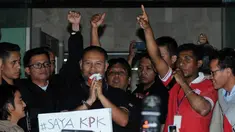 Wakil Ketua KPK, Bambang Widjojanto kembali ke gedung KPK Jakarta, Sabtu dini hari (24/1/2015). Bambang Widjojanto kembali ke gedung KPK Jakarta usai menjalani pemeriksaan di Bareskrim Mabes Polri, Jakarta. (Liputan6.com/Helmi Fithriansyah)
