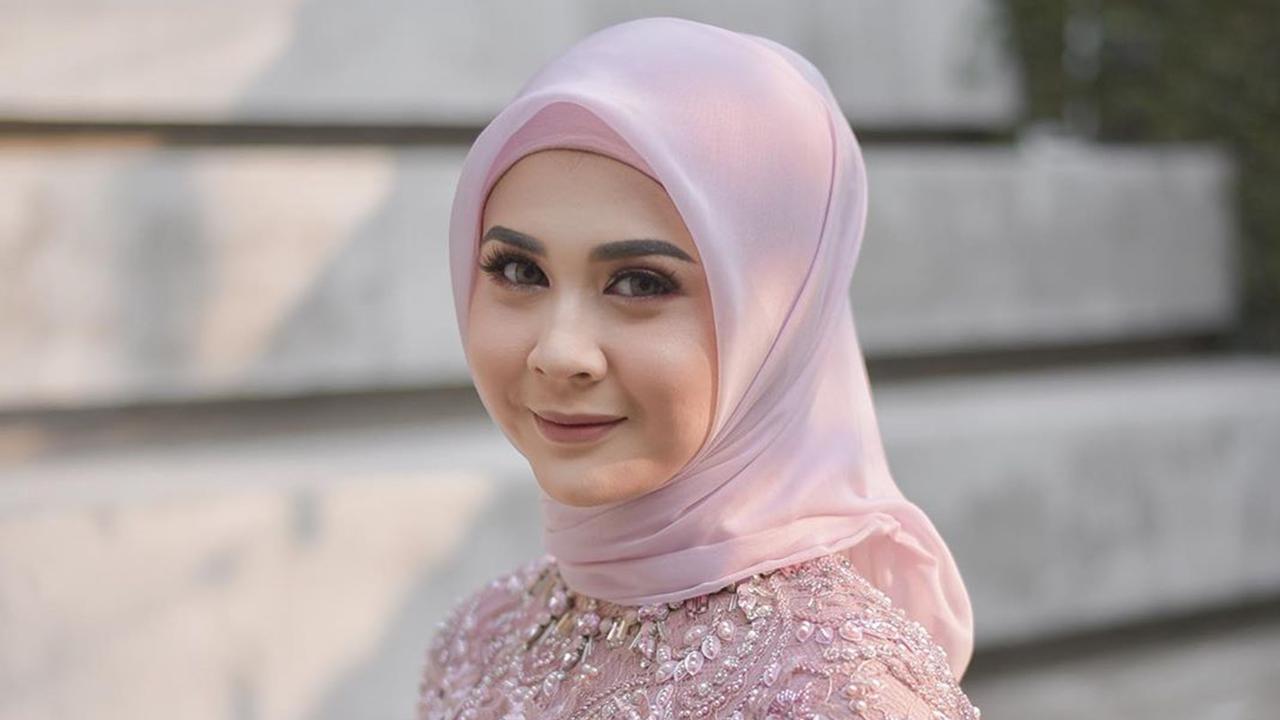 Mantap Berhijab Usai Dilamar, Ini 6 Potret Terbaru Kesha Ratuliu yang Makin Anggun