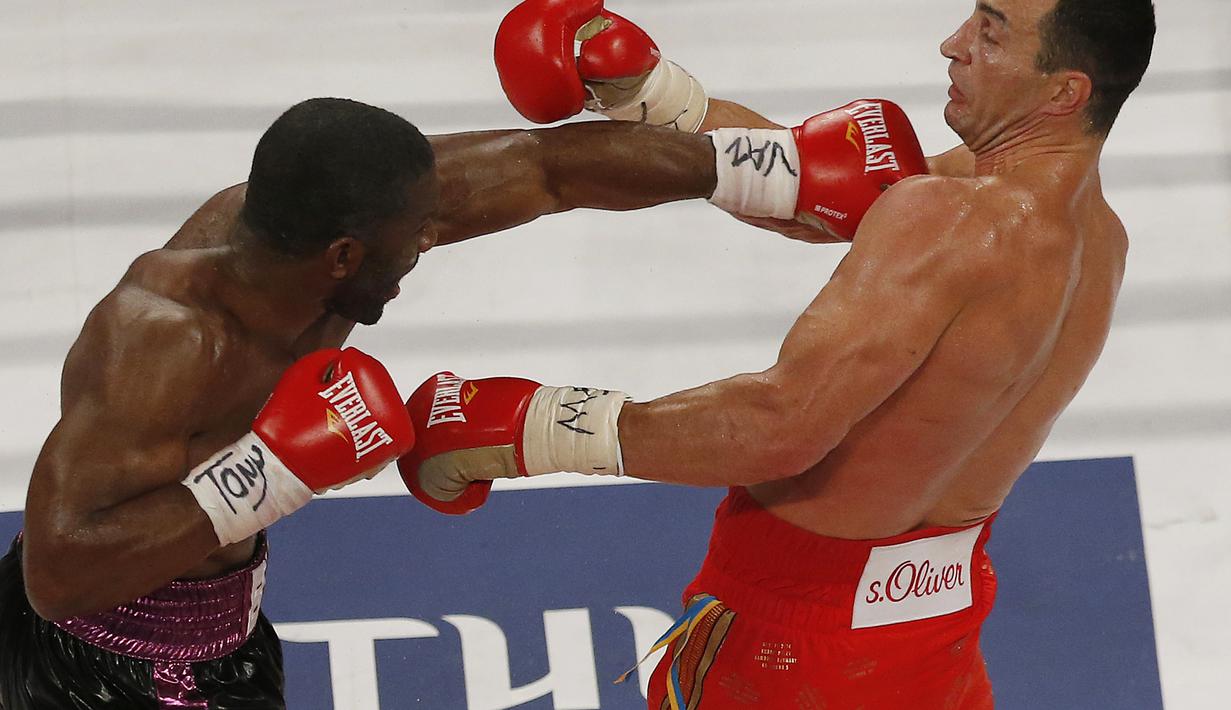 Wladimir Klitschko saat menghindari pukulan dari Bryant Jennings. (AP Photo/Julio Cortez)