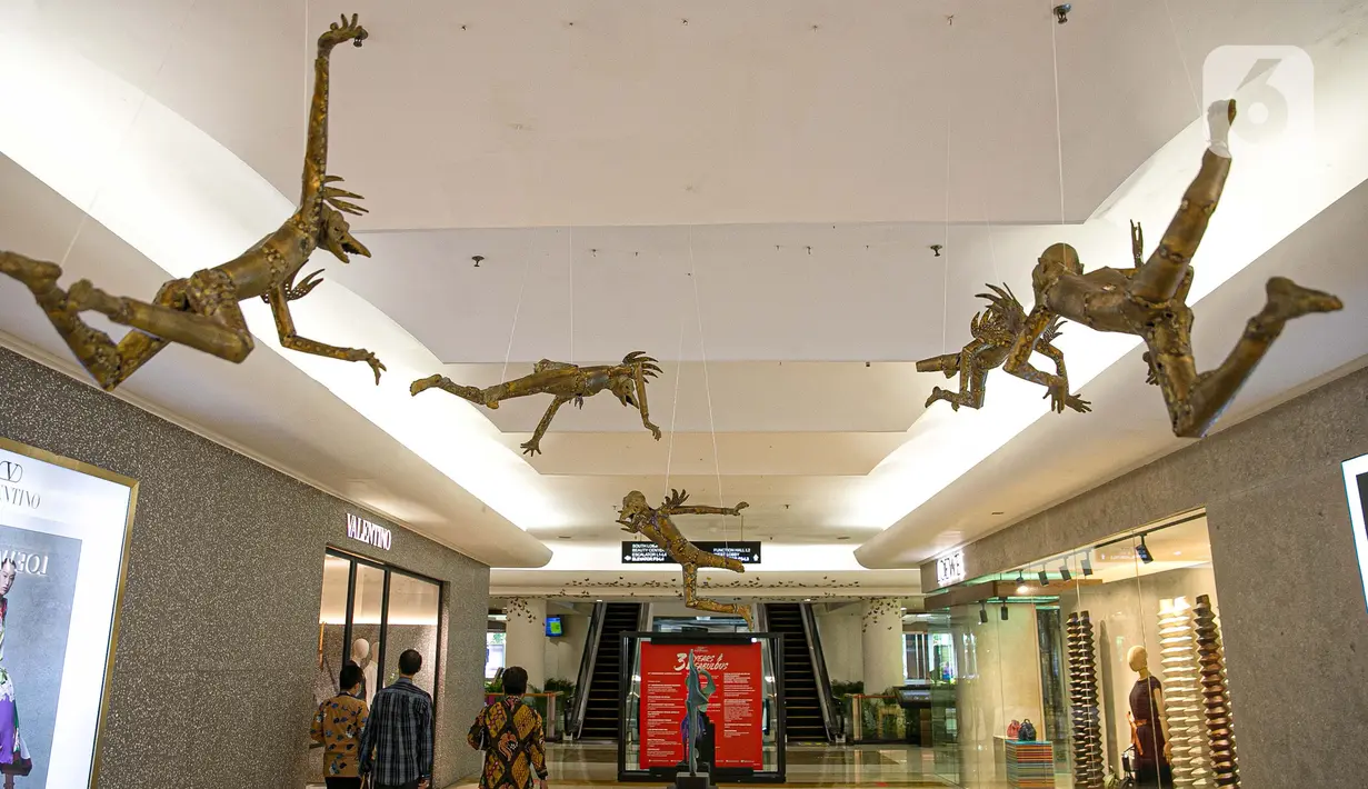 Pengunjung melintasi seni instalasi yang dipamerkan dalam pameran 'Seni yang Tidak Pernah Pudar' di Plaza Indonesia, Jakarta, Senin (15/3/2021). Sebanyak 43 karya dari 21 seniman tersebut merupakan rangkaian acara yang bertemakan '31 Years & Fabulous'. (Liputan6.com/Faizal Fanani)