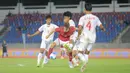 Bertanding di The 700th Anniversary of Chiang Mai Stadium, Thailand, Jumat (12/12/2025), Timnas Indonesia U-22 langsung tancap gas. Tampak dalam foto, penyerang Timnas Indonesia U-22, Mauro Nils Zijlstra (tengah) mencoba melewati adangan tiga pemain Myanmar pada pertandingan Grup C SEA Games 2025 di The 700th Anniversary of Chiang Mai Stadium, Thailand, Jumat (12/12/2025). (Bola.com/Bagaskara Lazuardi)