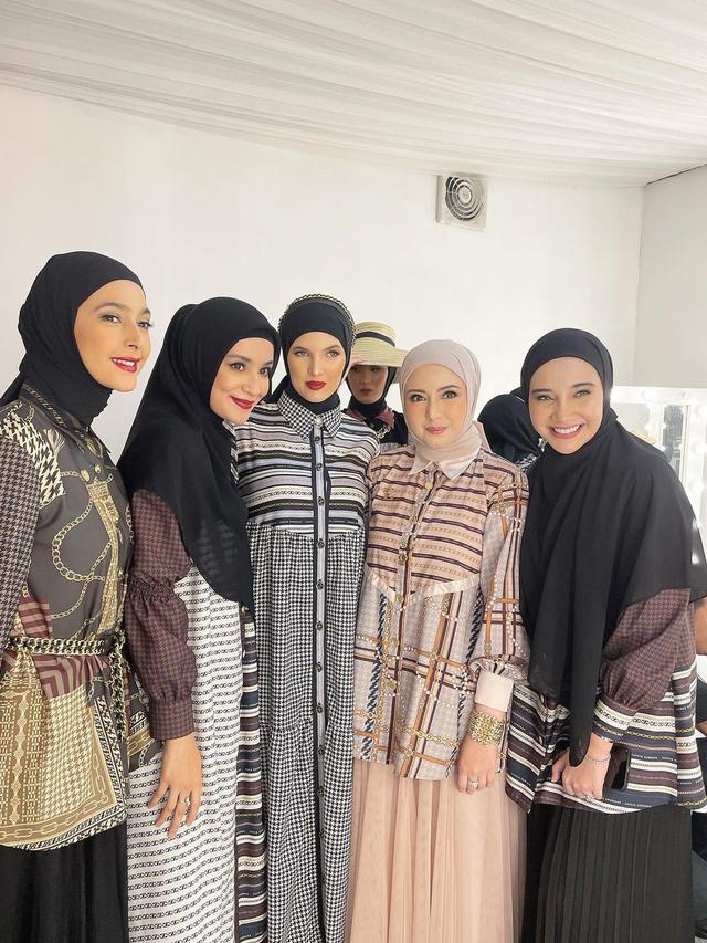6 Potret Nabila Syakieb Pakai Hijab di Acara Fashion Zaskia Sungkar, Curi Perhatian