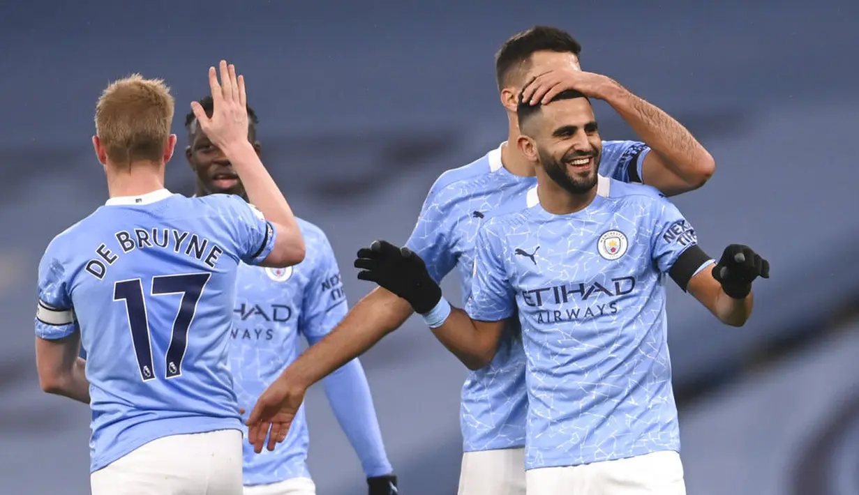 Gelandang Manchester City, Riyad Mahrez, melakukan selebrasi usai mencetak gol ke gawang Burnley pada laga Liga Inggris di Stadion Etihad, Sabtu (28/11/2020). City menang dengan skor 5-0. (Laurence Griffiths/Pool via AP)